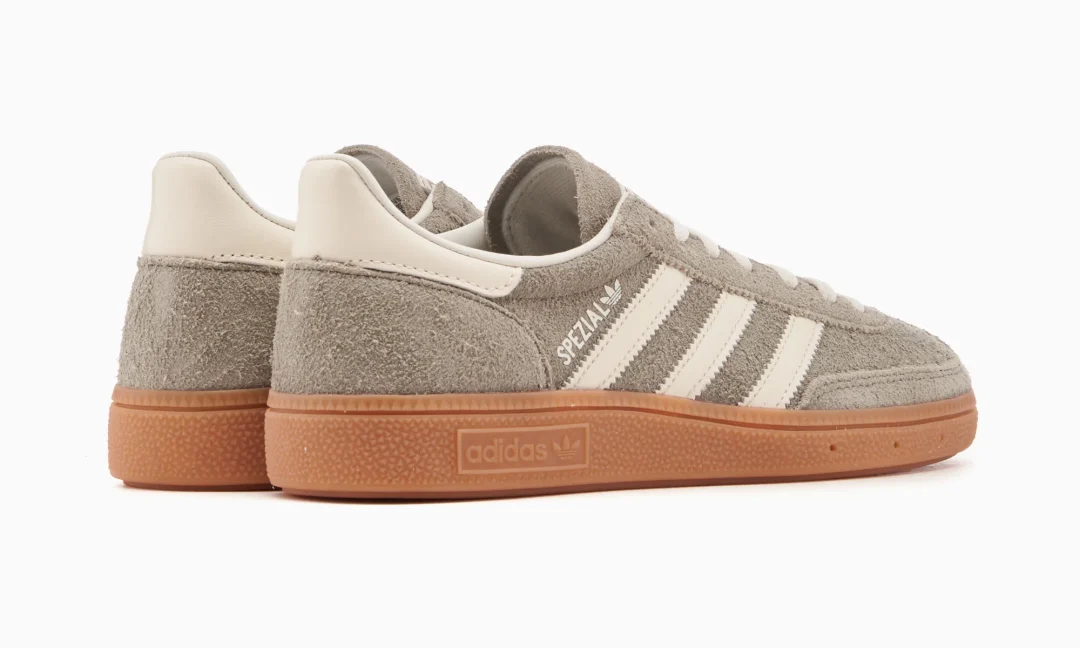 【2024年 6/13 発売】adidas Originals HANDBALL SPEZIAL “Silver Pebble/Off White” (アディダス オリジナルス ハンドボール スペツィアル ロングタン “シルバーペブル/ホワイト”) [IG1966]