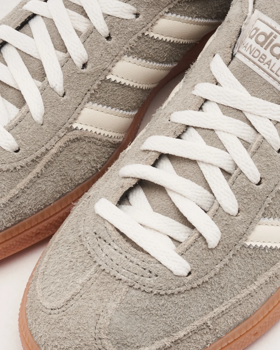 【2024年 6/13 発売】adidas Originals HANDBALL SPEZIAL “Silver Pebble/Off White” (アディダス オリジナルス ハンドボール スペツィアル ロングタン “シルバーペブル/ホワイト”) [IG1966]