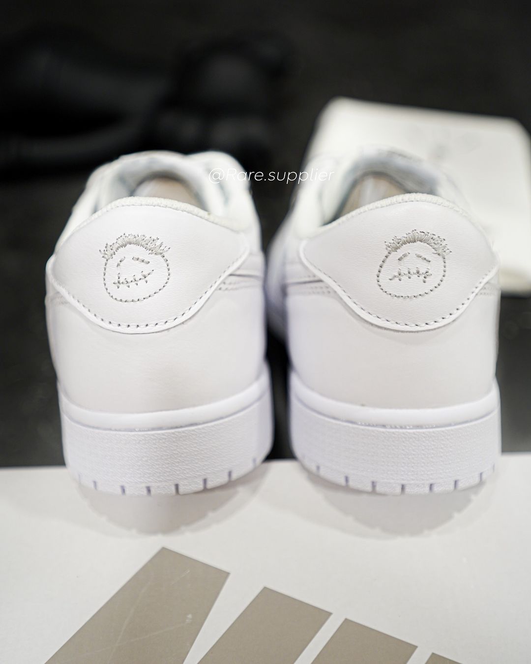 【F&Fモデル】Travis Scott × NIKE AIR JORDAN 1 LOW “White Party” (トラビス・スコット ナイキ エア ジョーダン 1 ロー “ホワイトパーティ”)