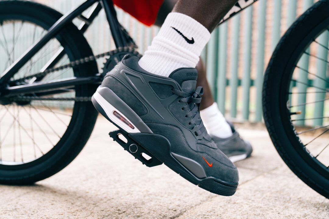 【2024年 8/8 発売】Nigel Sylvester x NIKE AIR JORDAN 4 RM SP “Anthracite” (ナイジェル・シルベスター ナイキ エア ジョーダン 4 “アンスラサイト”) [HF4334-004]