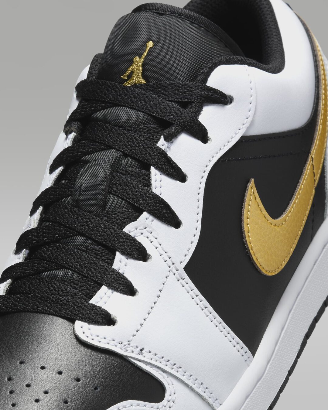 NIKE AIR JORDAN 1 LOW “White/Black/Metallic Gold” (ナイキ エア ジョーダン 1 ロー “ホワイト/ブラック/メタリックゴールド”) [553558-172]