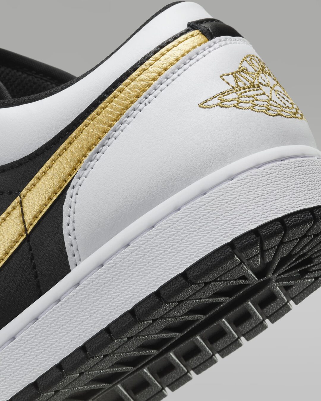 NIKE AIR JORDAN 1 LOW “White/Black/Metallic Gold” (ナイキ エア ジョーダン 1 ロー “ホワイト/ブラック/メタリックゴールド”) [553558-172]