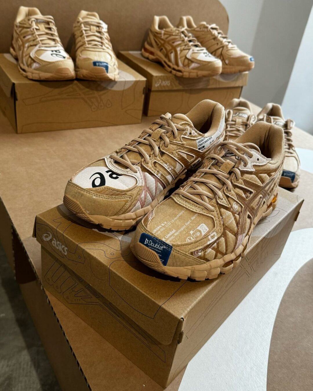 【2024年 11/16 発売】doublet x ASICS GEL-KAYANO 20 “Carton/Sand” (ダブレット アシックス ゲルカヤノ “カートン/サンド”) [1203A519.200]