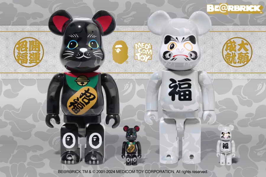 A BATHING APEから招き猫と達磨がセットになった“縁起の良いBE@RBRICK“が2024年 7/20 発売 (ア ベイシング エイプ ベアブリック)