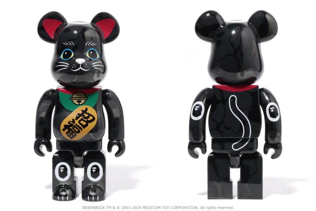 A BATHING APEから招き猫と達磨がセットになった“縁起の良いBE@RBRICK“が2024年 7/20 発売 (ア ベイシング エイプ ベアブリック)