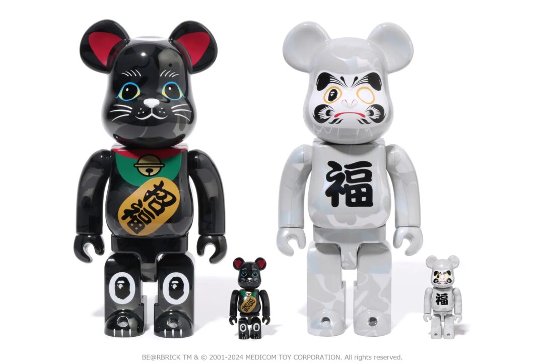 A BATHING APEから招き猫と達磨がセットになった“縁起の良いBE@RBRICK“が2024年 7/20 発売 (ア ベイシング エイプ ベアブリック)