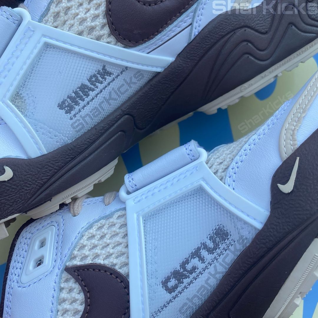 【2024年 11/2 発売予定】Travis Scott × NIKE ZOOM FIELD JAXX “White/Light Chocolate” (トラビス・スコット ナイキ ズーム フィールド ジャックス “ホワイト/ライトチョコレート”) [HQ3073-100]