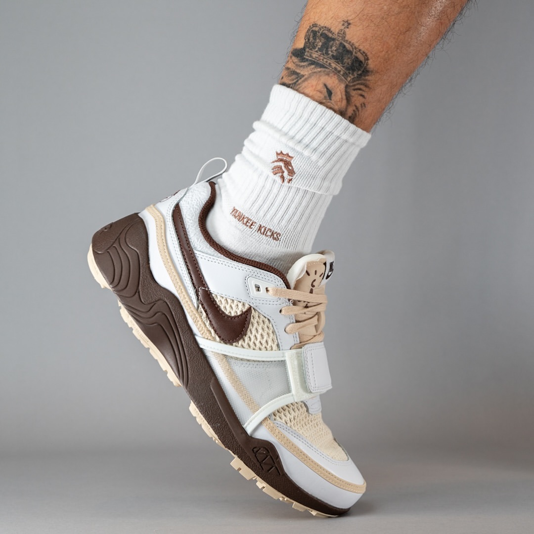 【2024年 11/2 発売予定】Travis Scott × NIKE ZOOM FIELD JAXX “White/Light Chocolate” (トラビス・スコット ナイキ ズーム フィールド ジャックス “ホワイト/ライトチョコレート”) [HQ3073-100]