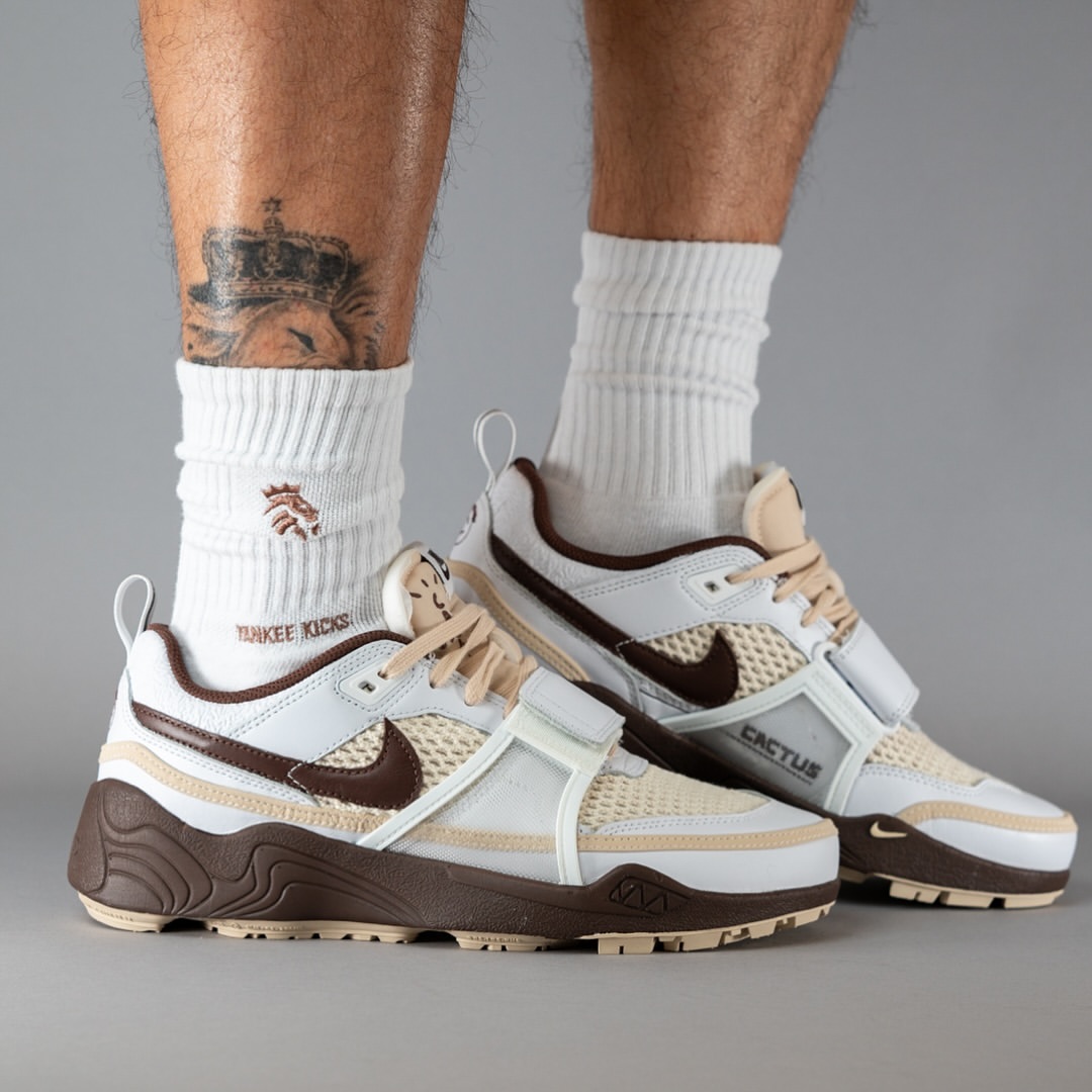 【2024年 11/2 発売予定】Travis Scott × NIKE ZOOM FIELD JAXX “White/Light Chocolate” (トラビス・スコット ナイキ ズーム フィールド ジャックス “ホワイト/ライトチョコレート”) [HQ3073-100]