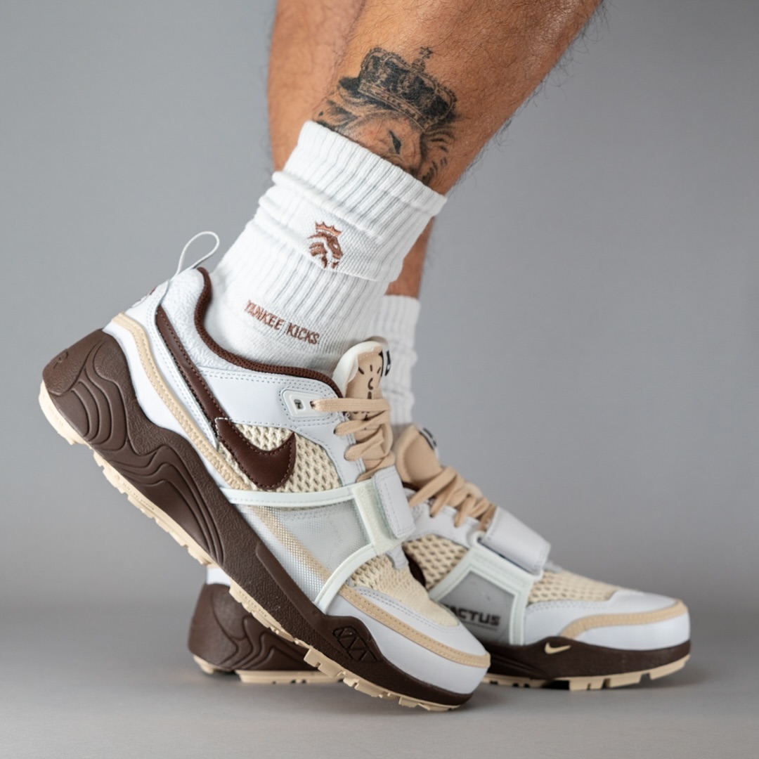 【2024年 11/2 発売予定】Travis Scott × NIKE ZOOM FIELD JAXX “White/Light Chocolate” (トラビス・スコット ナイキ ズーム フィールド ジャックス “ホワイト/ライトチョコレート”) [HQ3073-100]