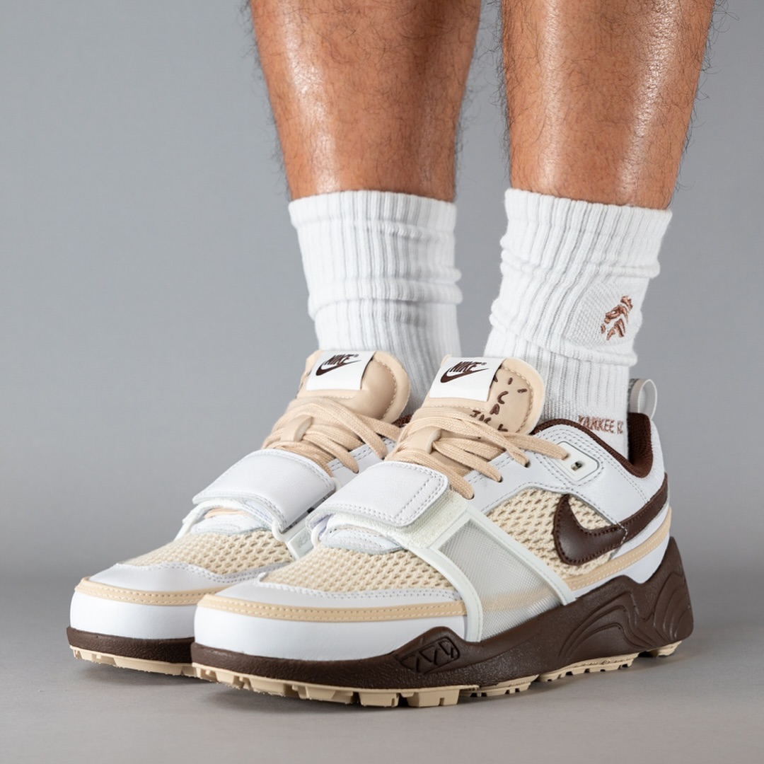 【2024年 11/2 発売予定】Travis Scott × NIKE ZOOM FIELD JAXX “White/Light Chocolate” (トラビス・スコット ナイキ ズーム フィールド ジャックス “ホワイト/ライトチョコレート”) [HQ3073-100]