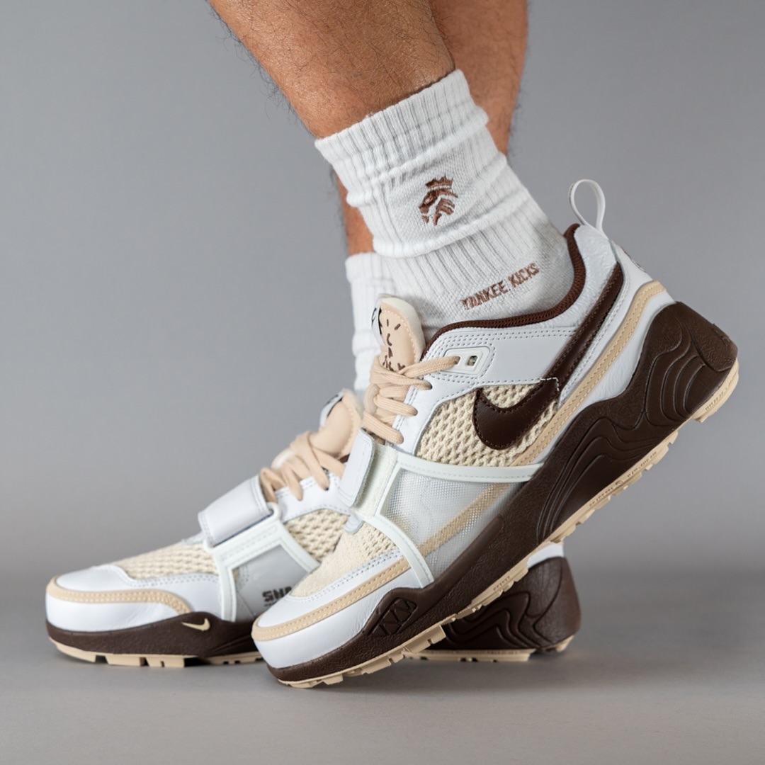 【2024年 11/2 発売予定】Travis Scott × NIKE ZOOM FIELD JAXX “White/Light Chocolate” (トラビス・スコット ナイキ ズーム フィールド ジャックス “ホワイト/ライトチョコレート”) [HQ3073-100]