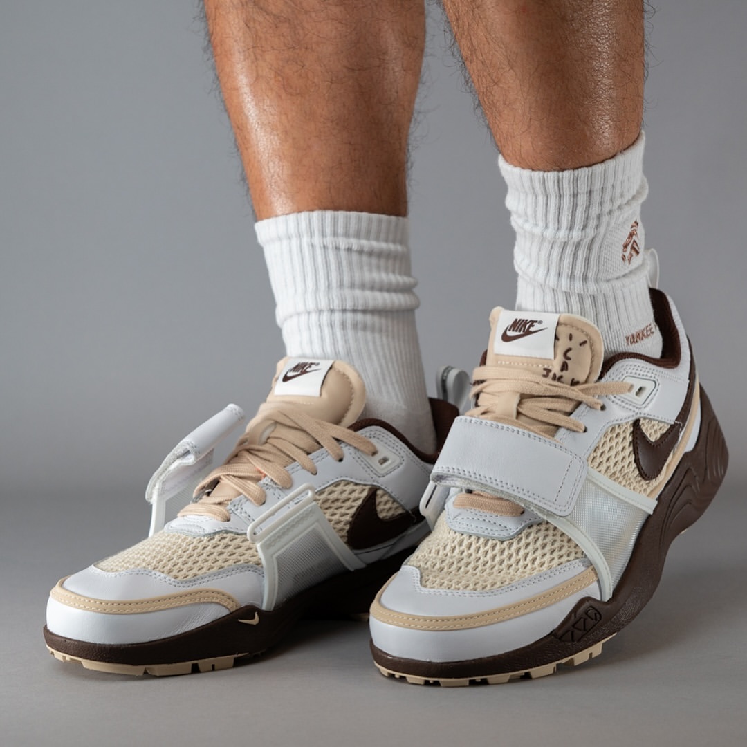 【2024年 11/2 発売予定】Travis Scott × NIKE ZOOM FIELD JAXX “White/Light Chocolate” (トラビス・スコット ナイキ ズーム フィールド ジャックス “ホワイト/ライトチョコレート”) [HQ3073-100]