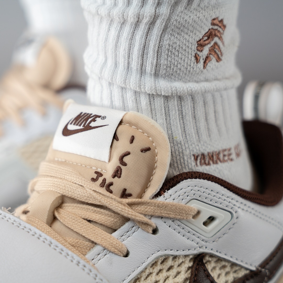 【2024年 11/2 発売予定】Travis Scott × NIKE ZOOM FIELD JAXX “White/Light Chocolate” (トラビス・スコット ナイキ ズーム フィールド ジャックス “ホワイト/ライトチョコレート”) [HQ3073-100]