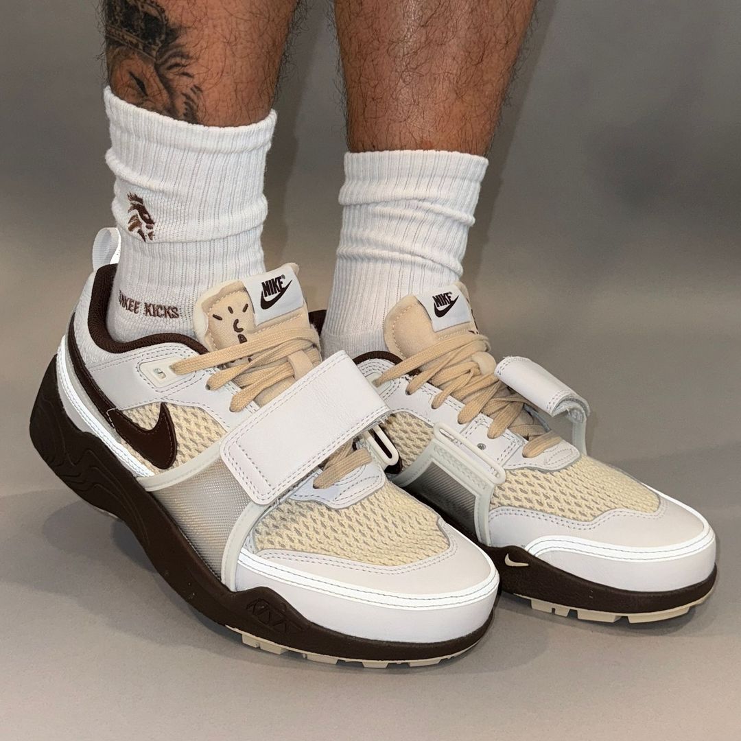 【2024年 11/2 発売予定】Travis Scott × NIKE ZOOM FIELD JAXX “White/Light Chocolate” (トラビス・スコット ナイキ ズーム フィールド ジャックス “ホワイト/ライトチョコレート”) [HQ3073-100]