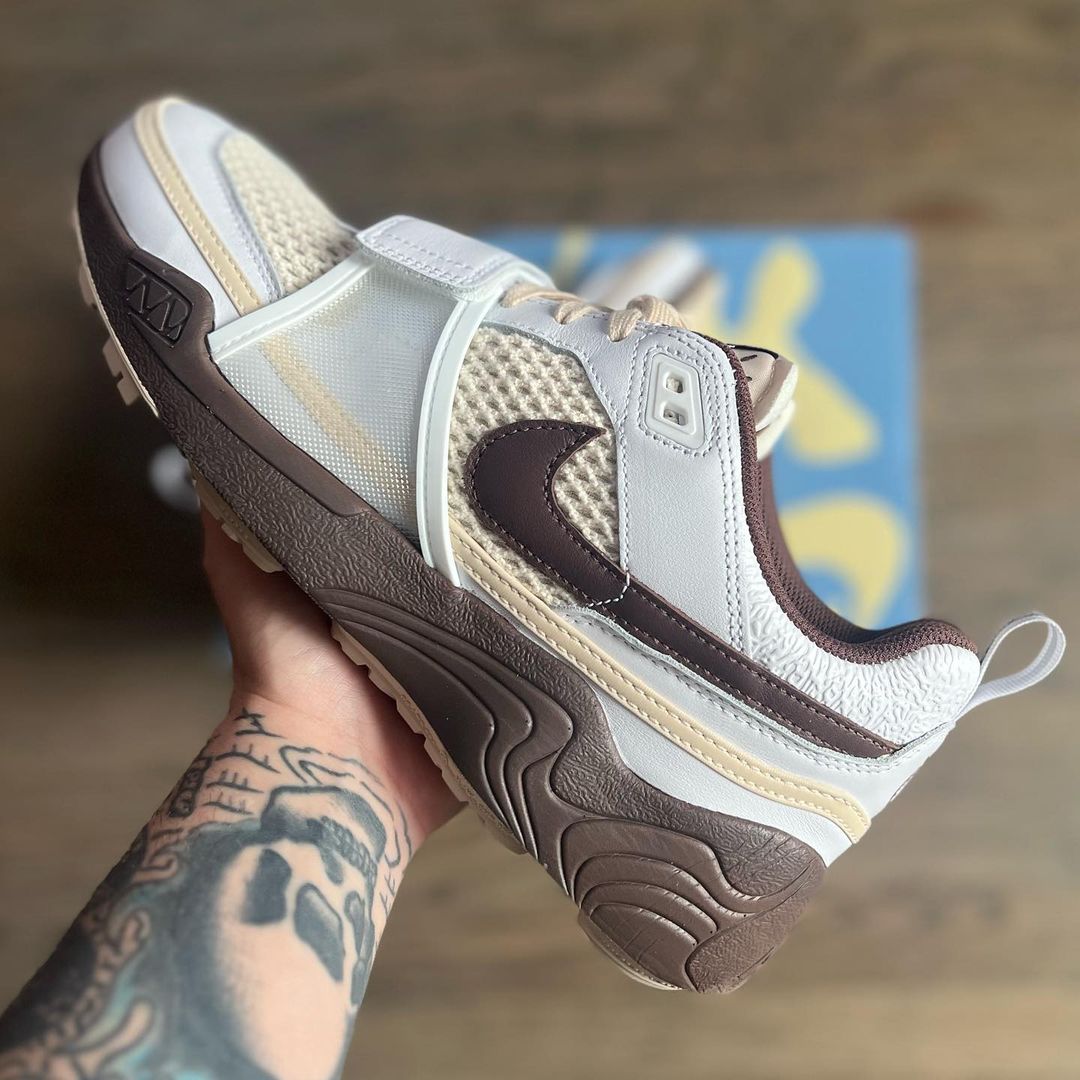 【2024年 11/2 発売予定】Travis Scott × NIKE ZOOM FIELD JAXX “White/Light Chocolate” (トラビス・スコット ナイキ ズーム フィールド ジャックス “ホワイト/ライトチョコレート”) [HQ3073-100]