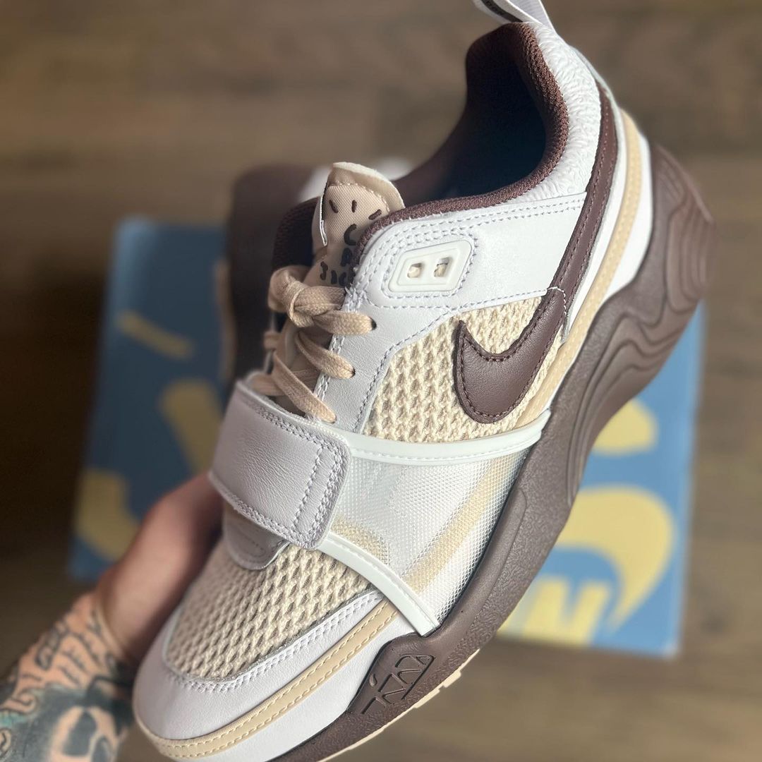 【2024年 11/2 発売予定】Travis Scott × NIKE ZOOM FIELD JAXX “White/Light Chocolate” (トラビス・スコット ナイキ ズーム フィールド ジャックス “ホワイト/ライトチョコレート”) [HQ3073-100]