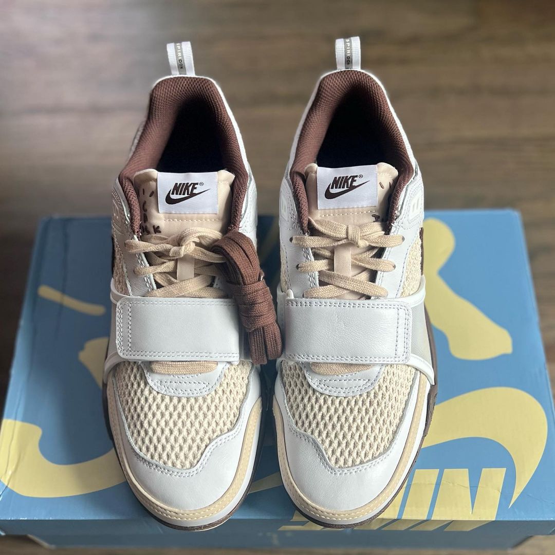 【2024年 11/2 発売予定】Travis Scott × NIKE ZOOM FIELD JAXX “White/Light Chocolate” (トラビス・スコット ナイキ ズーム フィールド ジャックス “ホワイト/ライトチョコレート”) [HQ3073-100]