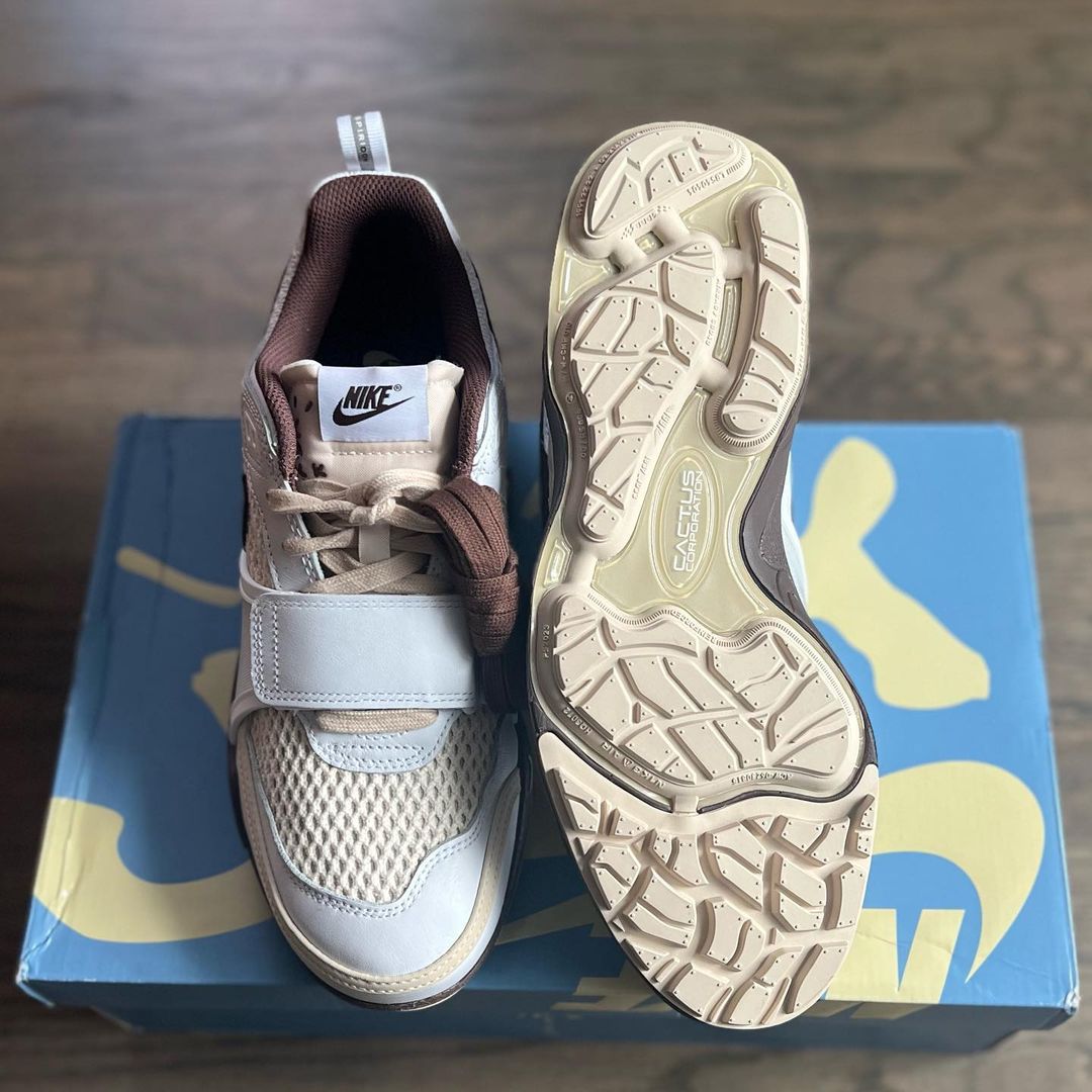 【2024年 11/2 発売予定】Travis Scott × NIKE ZOOM FIELD JAXX “White/Light Chocolate” (トラビス・スコット ナイキ ズーム フィールド ジャックス “ホワイト/ライトチョコレート”) [HQ3073-100]