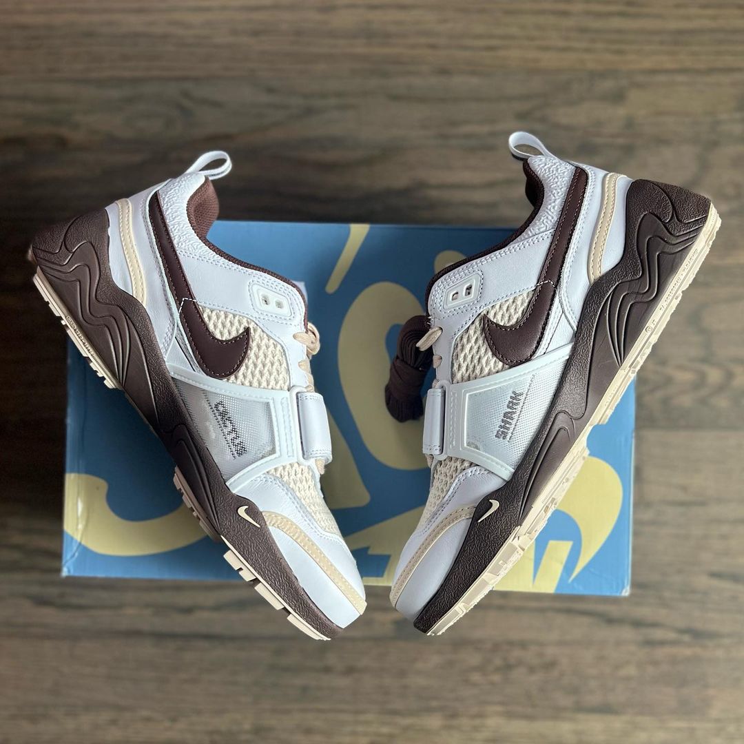 【2024年 11/2 発売予定】Travis Scott × NIKE ZOOM FIELD JAXX “White/Light Chocolate” (トラビス・スコット ナイキ ズーム フィールド ジャックス “ホワイト/ライトチョコレート”) [HQ3073-100]