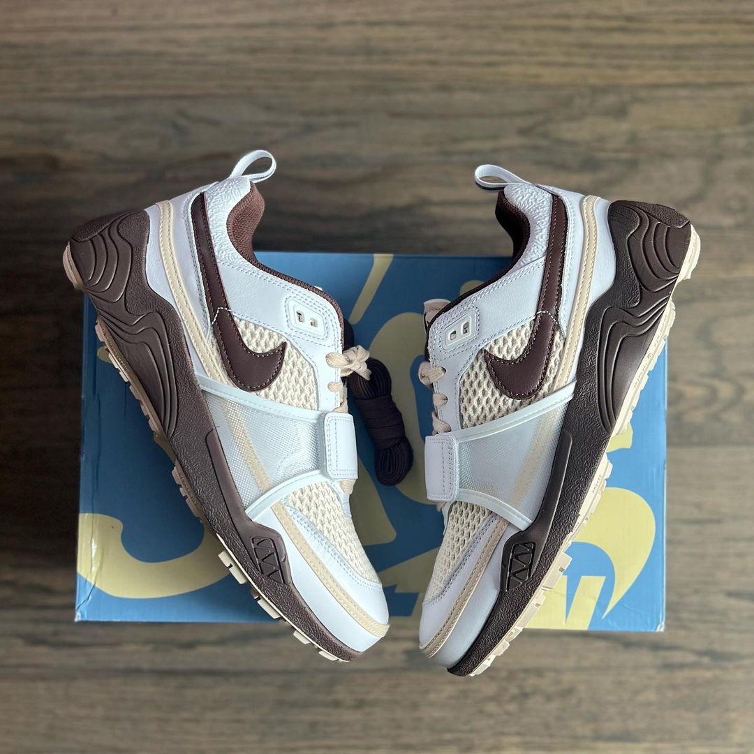 【2024年 11/2 発売予定】Travis Scott × NIKE ZOOM FIELD JAXX “White/Light Chocolate” (トラビス・スコット ナイキ ズーム フィールド ジャックス “ホワイト/ライトチョコレート”) [HQ3073-100]