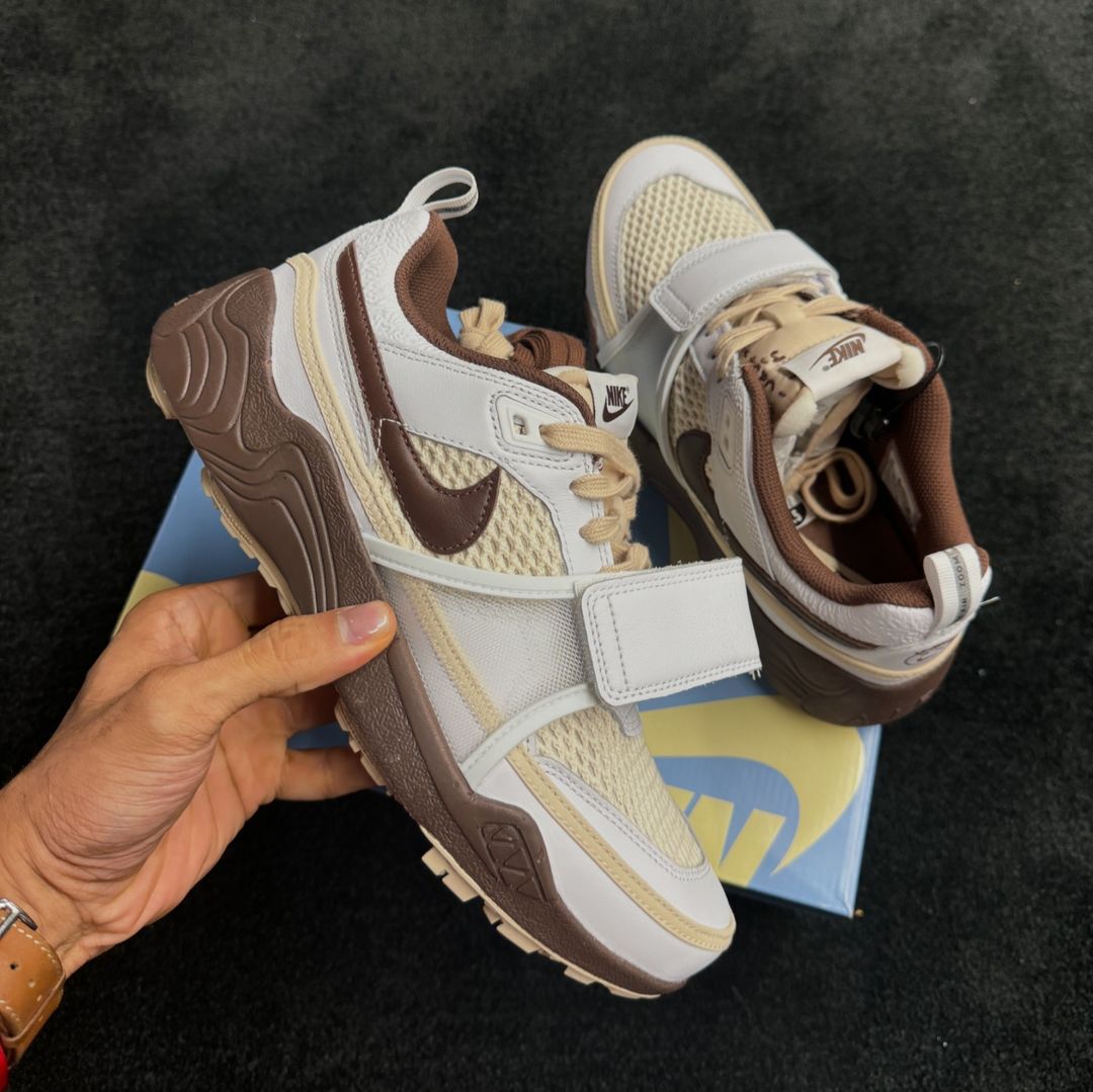 【2024年 11/2 発売予定】Travis Scott × NIKE ZOOM FIELD JAXX “White/Light Chocolate” (トラビス・スコット ナイキ ズーム フィールド ジャックス “ホワイト/ライトチョコレート”) [HQ3073-100]