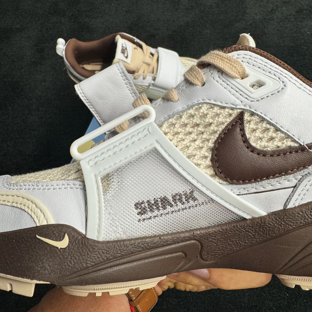 【2024年 11/2 発売予定】Travis Scott × NIKE ZOOM FIELD JAXX “White/Light Chocolate” (トラビス・スコット ナイキ ズーム フィールド ジャックス “ホワイト/ライトチョコレート”) [HQ3073-100]