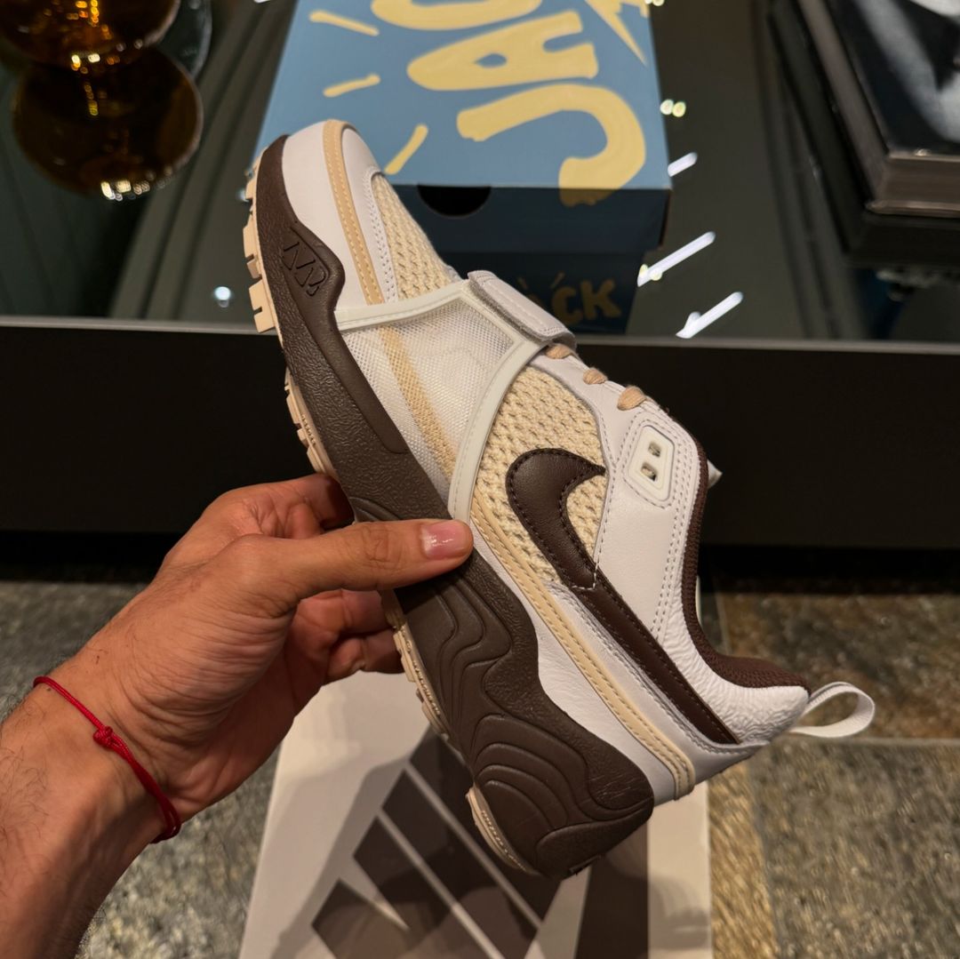 【2024年 11/2 発売予定】Travis Scott × NIKE ZOOM FIELD JAXX “White/Light Chocolate” (トラビス・スコット ナイキ ズーム フィールド ジャックス “ホワイト/ライトチョコレート”) [HQ3073-100]