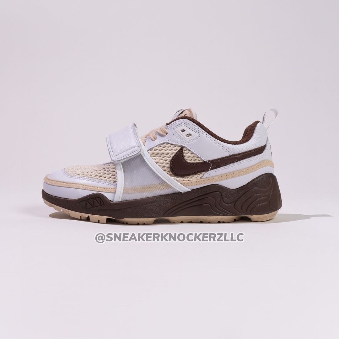 【2024年 11/2 発売予定】Travis Scott × NIKE ZOOM FIELD JAXX “White/Light Chocolate” (トラビス・スコット ナイキ ズーム フィールド ジャックス “ホワイト/ライトチョコレート”) [HQ3073-100]