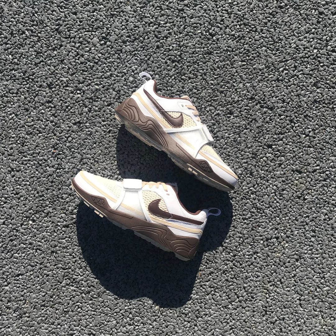 【2025年 1/17 発売予定】Travis Scott × NIKE ZOOM FIELD JAXX “White/Light Chocolate” (トラビス・スコット ナイキ ズーム フィールド ジャックス “ホワイト/ライトチョコレート”) [HQ3073-100]