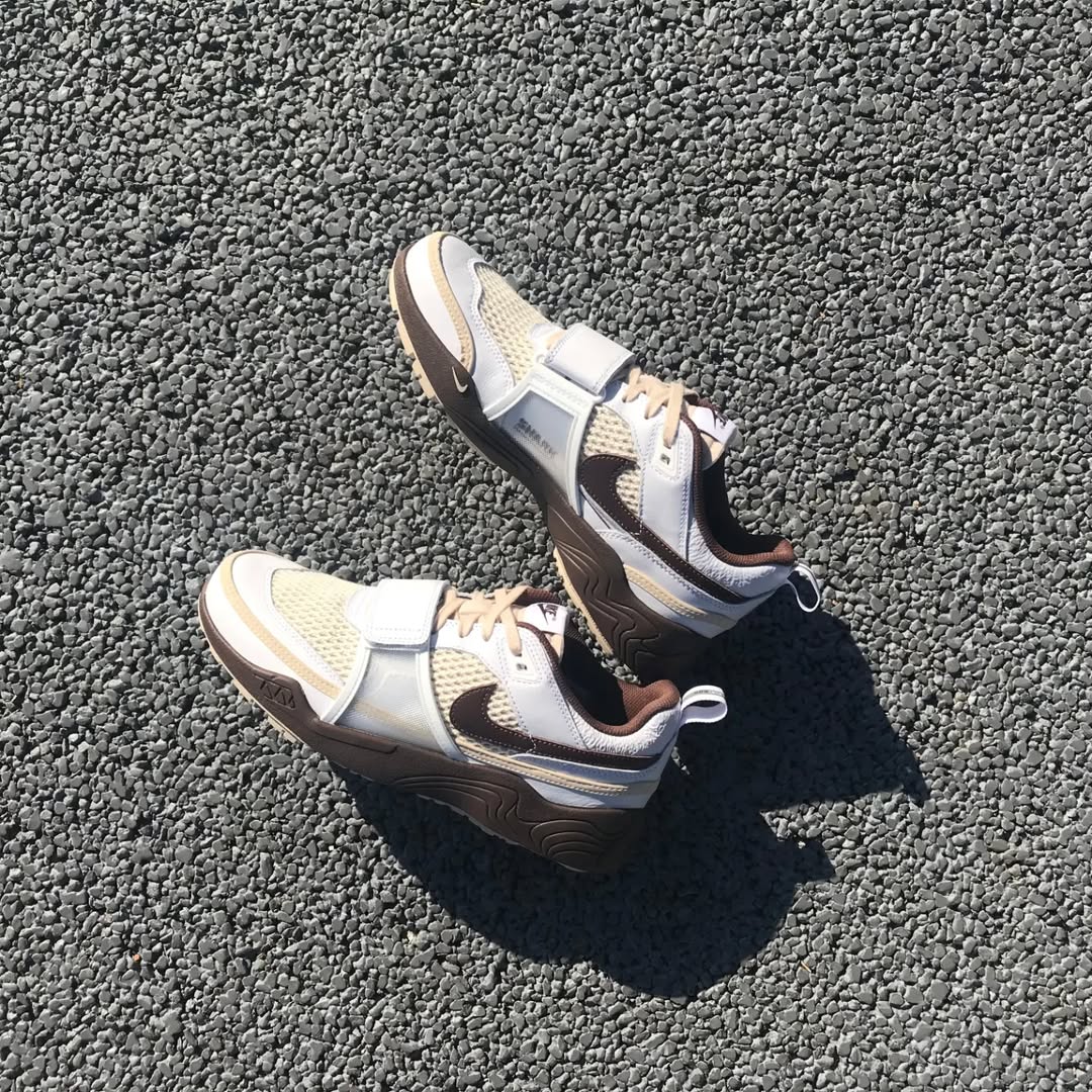 【2025年 1/17 発売予定】Travis Scott × NIKE ZOOM FIELD JAXX “White/Light Chocolate” (トラビス・スコット ナイキ ズーム フィールド ジャックス “ホワイト/ライトチョコレート”) [HQ3073-100]