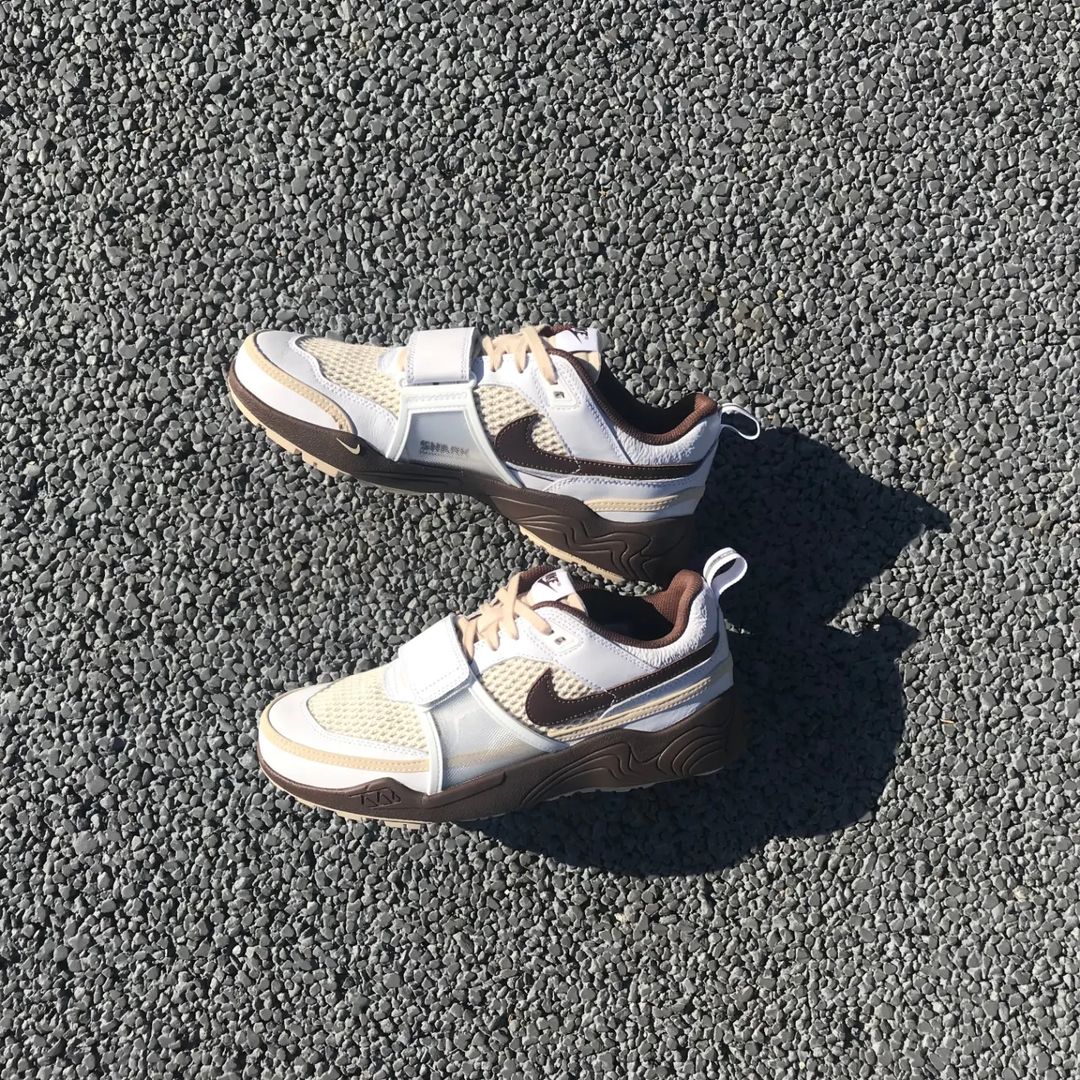 【2025年 1/17 発売予定】Travis Scott × NIKE ZOOM FIELD JAXX “White/Light Chocolate” (トラビス・スコット ナイキ ズーム フィールド ジャックス “ホワイト/ライトチョコレート”) [HQ3073-100]