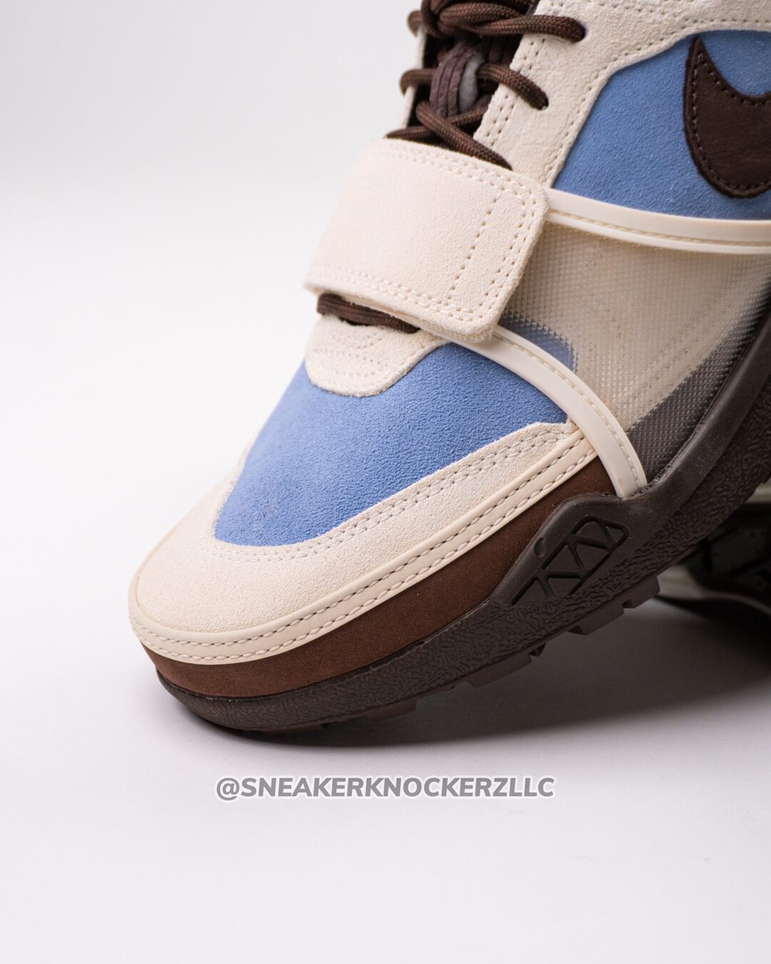 【2025年 春 発売予定】Travis Scott × NIKE ZOOM FIELD JAXX “Leche Blue” (トラビス・スコット ナイキ ズーム フィールド ジャックス “レチェブルー”) [HQ3072-400]