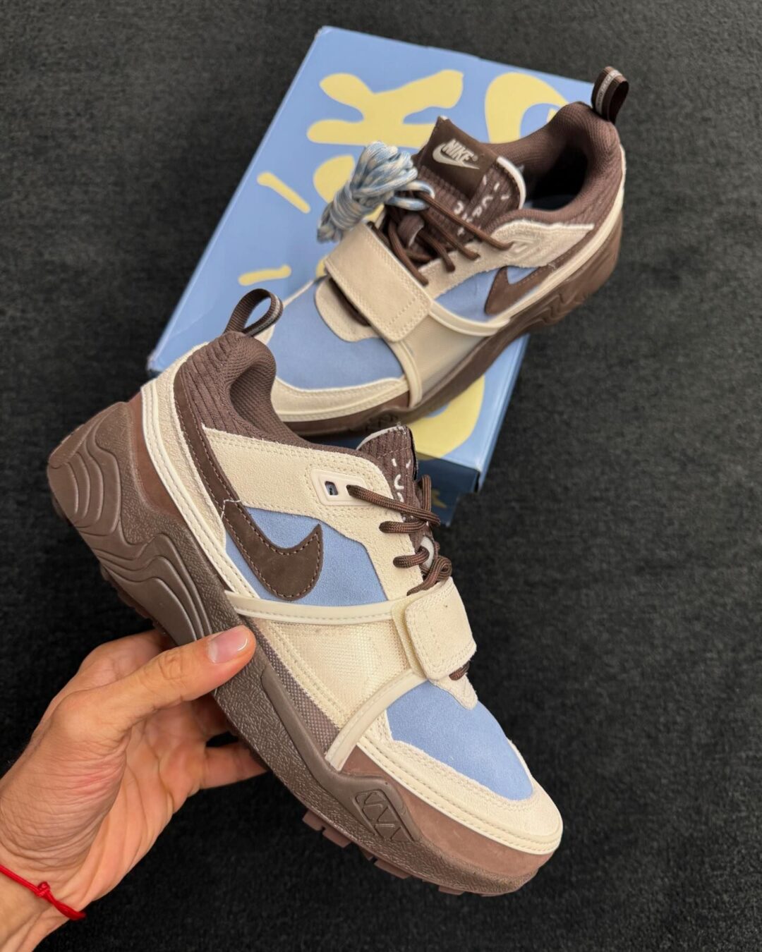 【2025年 春 発売予定】Travis Scott × NIKE ZOOM FIELD JAXX “Leche Blue” (トラビス・スコット ナイキ ズーム フィールド ジャックス “レチェブルー”) [HQ3072-400]