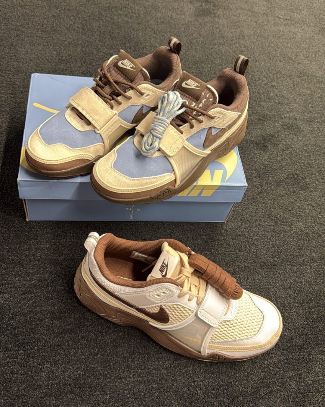 【2025年 春 発売予定】Travis Scott × NIKE ZOOM FIELD JAXX “Leche Blue” (トラビス・スコット ナイキ ズーム フィールド ジャックス “レチェブルー”) [HQ3072-400]