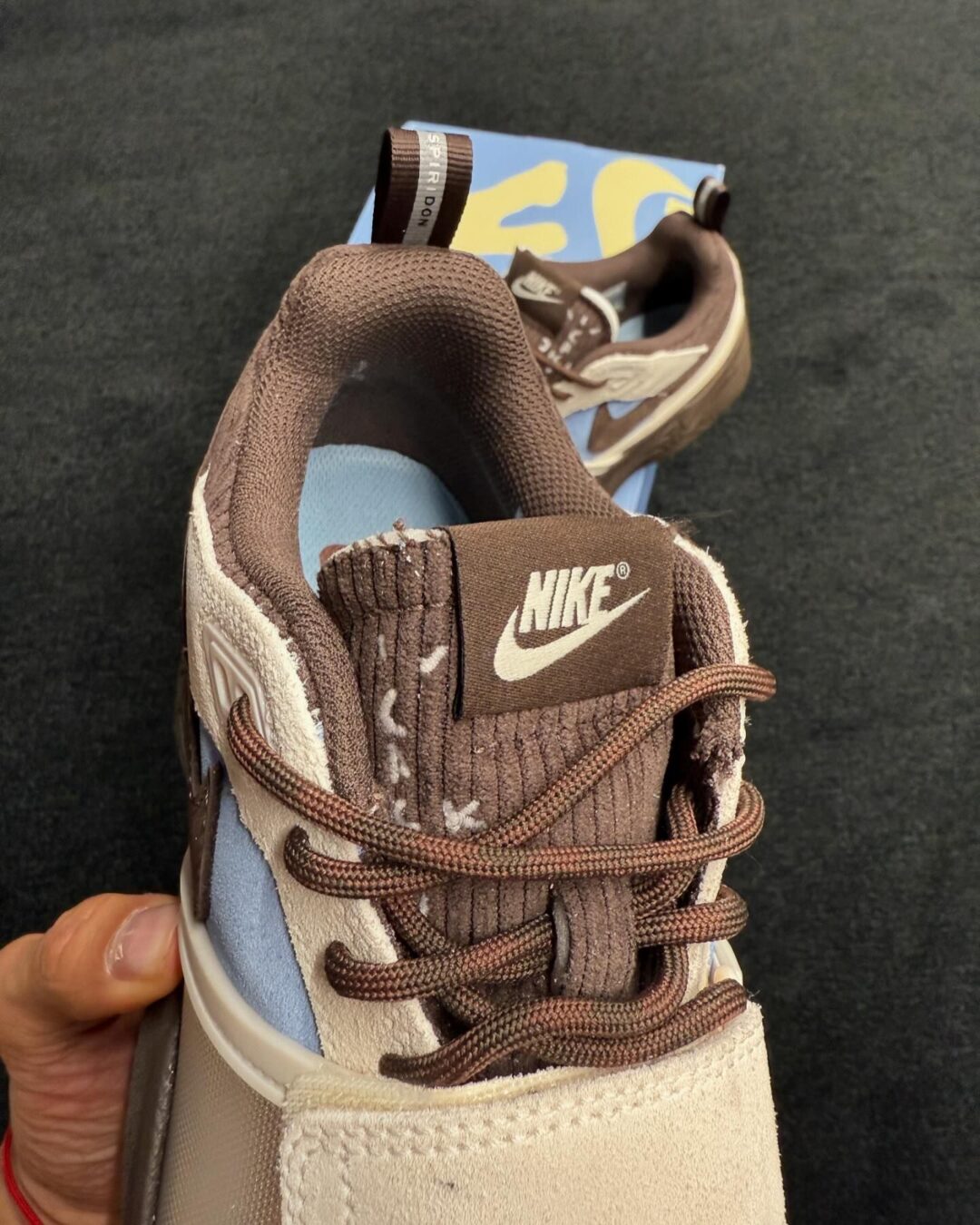 【2025年 春 発売予定】Travis Scott × NIKE ZOOM FIELD JAXX “Leche Blue” (トラビス・スコット ナイキ ズーム フィールド ジャックス “レチェブルー”) [HQ3072-400]