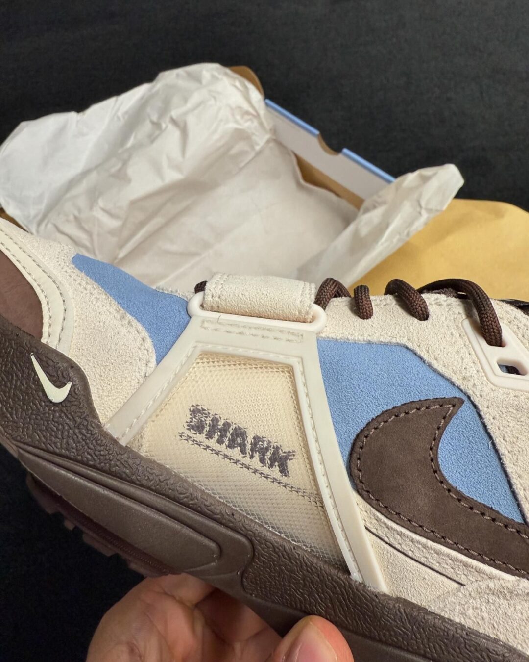 【2025年 春 発売予定】Travis Scott × NIKE ZOOM FIELD JAXX “Leche Blue” (トラビス・スコット ナイキ ズーム フィールド ジャックス “レチェブルー”) [HQ3072-400]