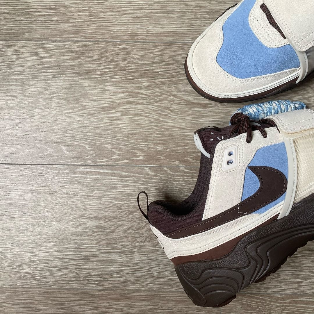 【2025年 春 発売予定】Travis Scott × NIKE ZOOM FIELD JAXX “Leche Blue” (トラビス・スコット ナイキ ズーム フィールド ジャックス “レチェブルー”) [HQ3072-400]