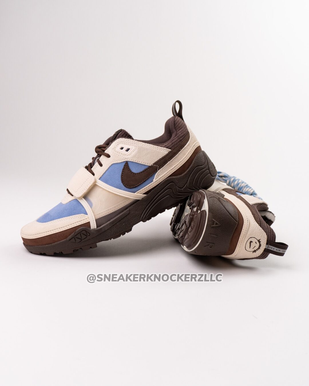 【2025年 春 発売予定】Travis Scott × NIKE ZOOM FIELD JAXX “Leche Blue” (トラビス・スコット ナイキ ズーム フィールド ジャックス “レチェブルー”) [HQ3072-400]