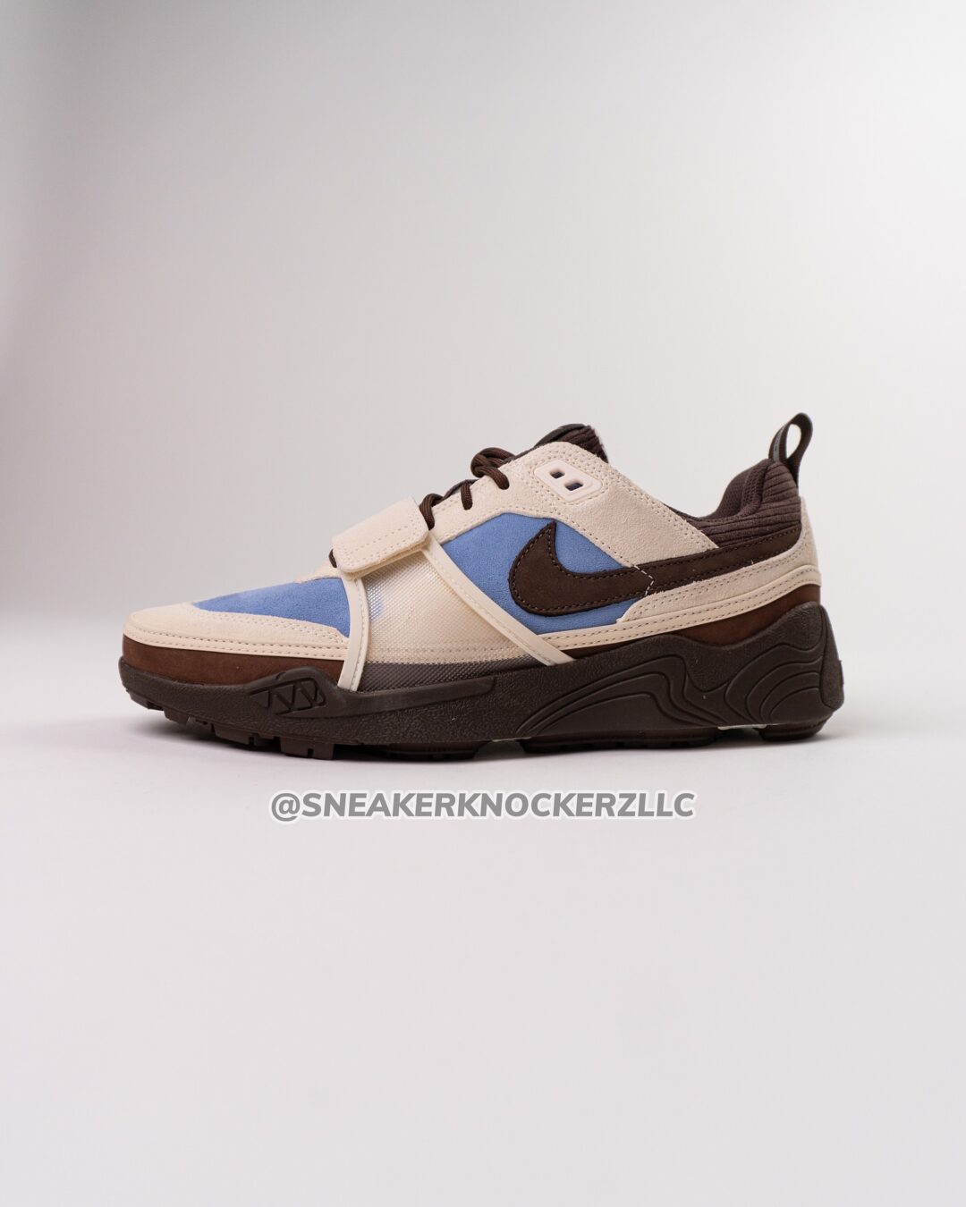 【2025年 春 発売予定】Travis Scott × NIKE ZOOM FIELD JAXX “Leche Blue” (トラビス・スコット ナイキ ズーム フィールド ジャックス “レチェブルー”) [HQ3072-400]