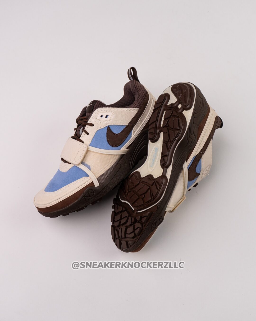 【2025年 春 発売予定】Travis Scott × NIKE ZOOM FIELD JAXX “Leche Blue” (トラビス・スコット ナイキ ズーム フィールド ジャックス “レチェブルー”) [HQ3072-400]