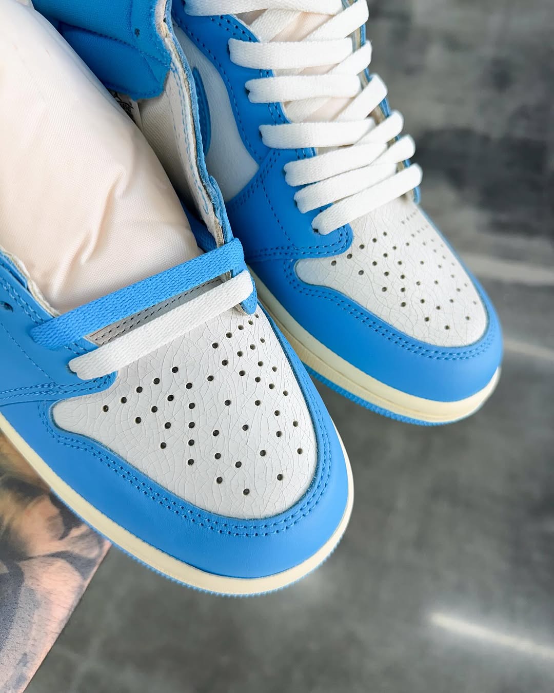 【2025年 5/10 発売予定】NIKE AIR JORDAN 1 HIGH OG “UNC Reimagined” (ナイキ エア ジョーダン 1 ハイ OG “ユーエヌシー リイマジンド”) [DZ5485-402]