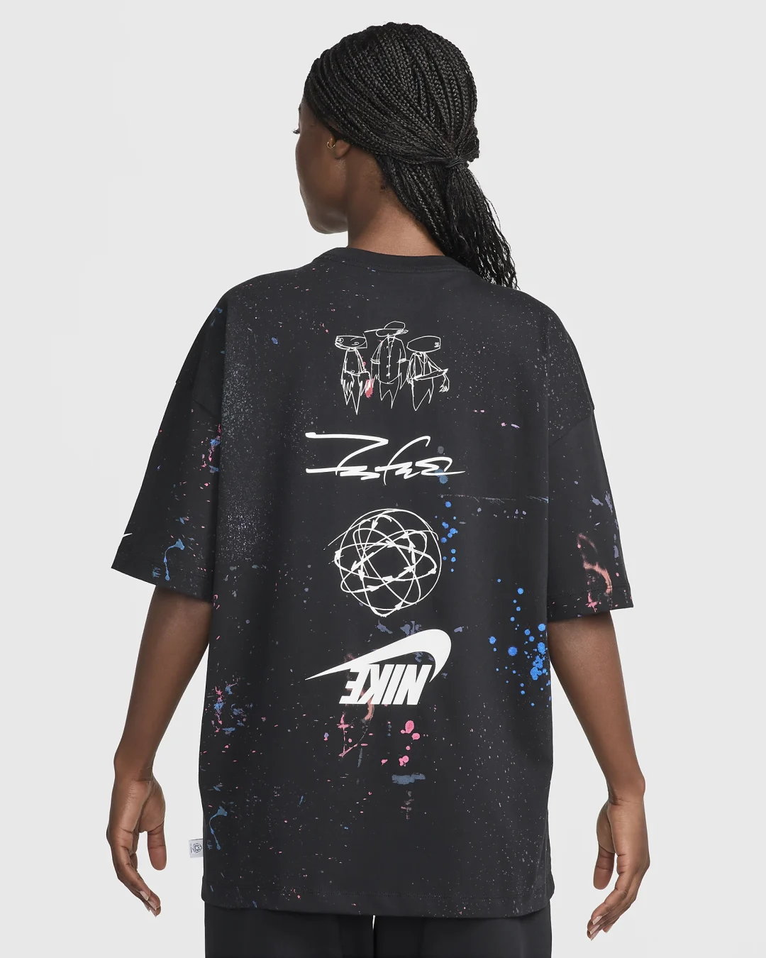 【2024年 7/16 発売】フューチュラ × ナイキ スポーツウェア ブレイキン ウィメンズ オーバーサイズド SS TEE (FUTURA NIKE NSW Breakin Women’s Oversized Tee) [FZ0284-010/FZ0284-224]