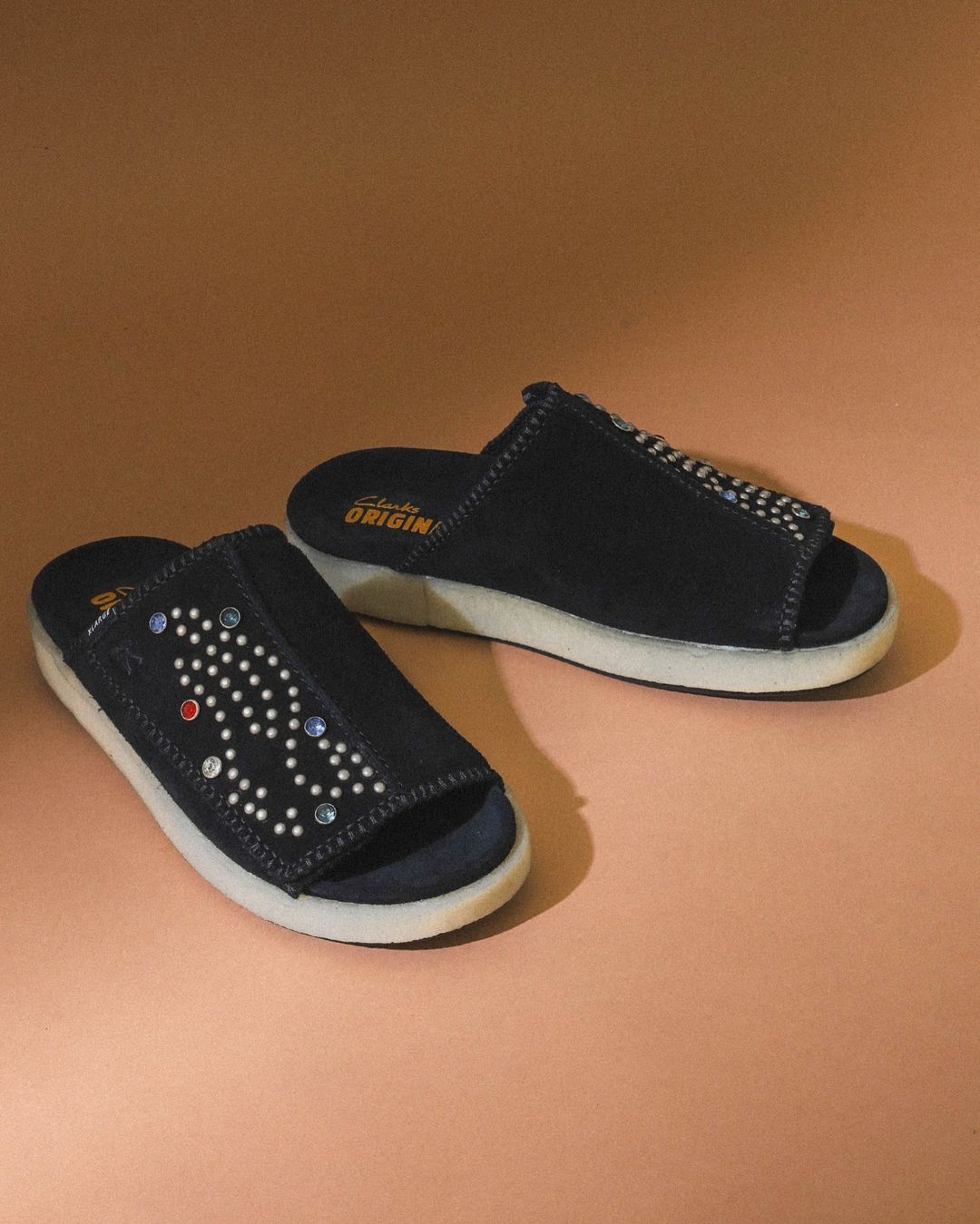 XLARGE × Clarks Originals OVERLEIGH SLIDE 最新コラボが2024年 8/3 発売 ​(エクストララージ クラークス)