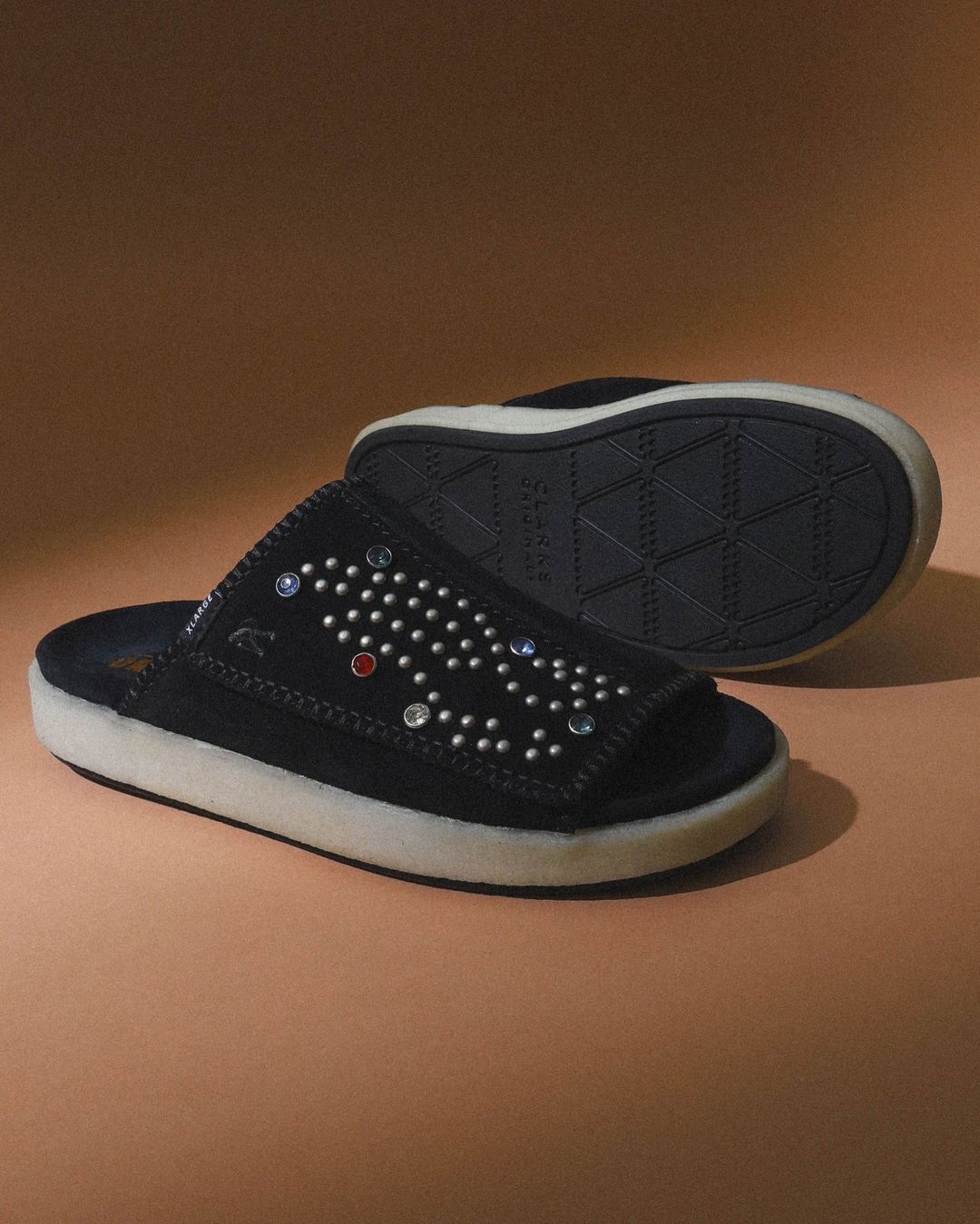 XLARGE × Clarks Originals OVERLEIGH SLIDE 最新コラボが2024年 8/3 発売 ​(エクストララージ クラークス)