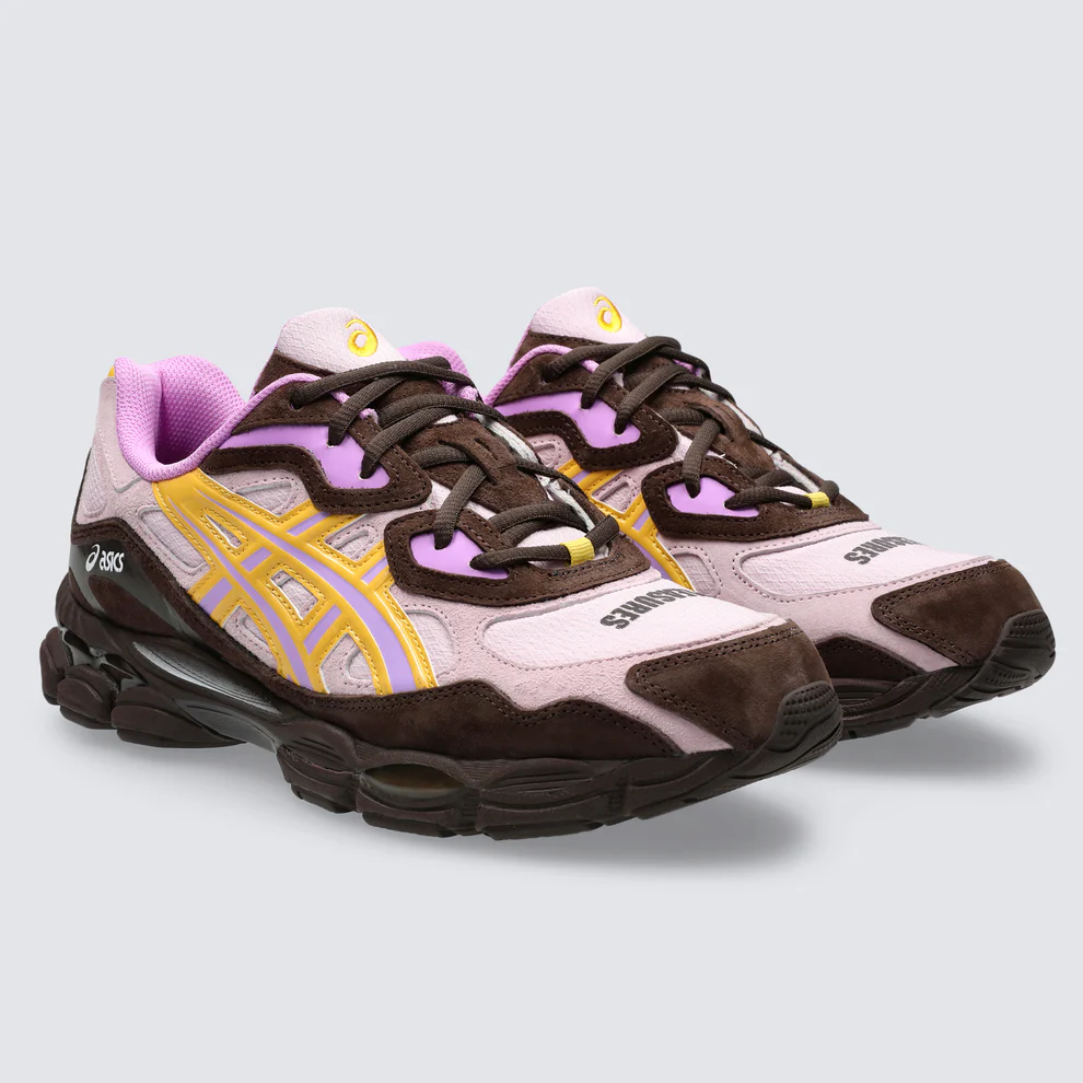 【国内 2024年 10/18 発売】PLEASURES x ASICS GEL-NYC “Pink/Brown/Yellow” (プレジャーズ アシックス ゲルNYC) [1203A622.700]