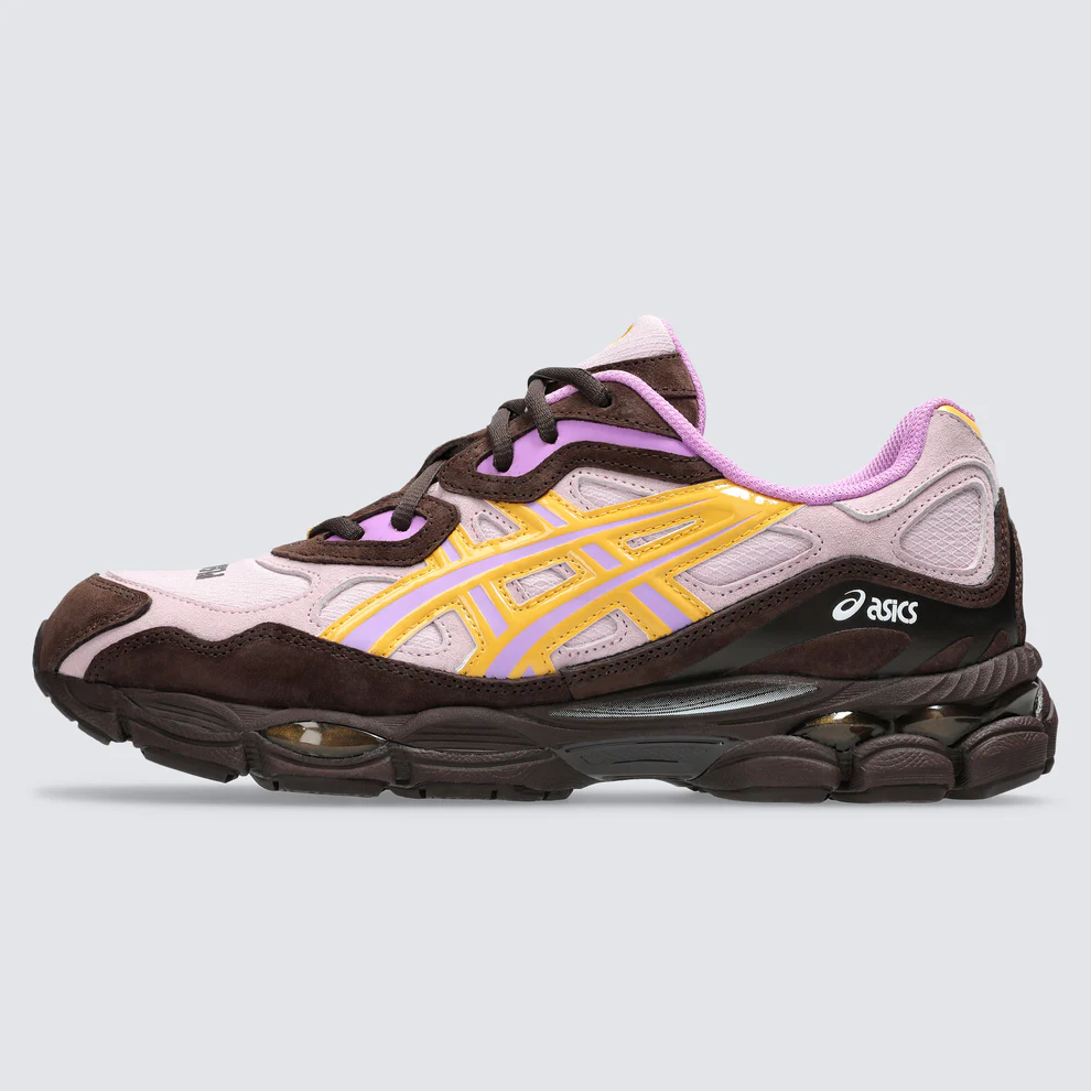 【国内 2024年 10/18 発売】PLEASURES x ASICS GEL-NYC “Pink/Brown/Yellow” (プレジャーズ アシックス ゲルNYC) [1203A622.700]