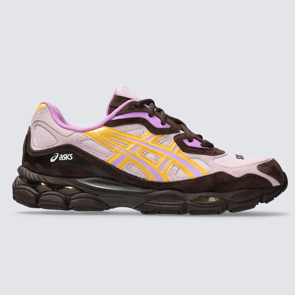 【国内 2024年 10/18 発売】PLEASURES x ASICS GEL-NYC “Pink/Brown/Yellow” (プレジャーズ アシックス ゲルNYC) [1203A622.700]