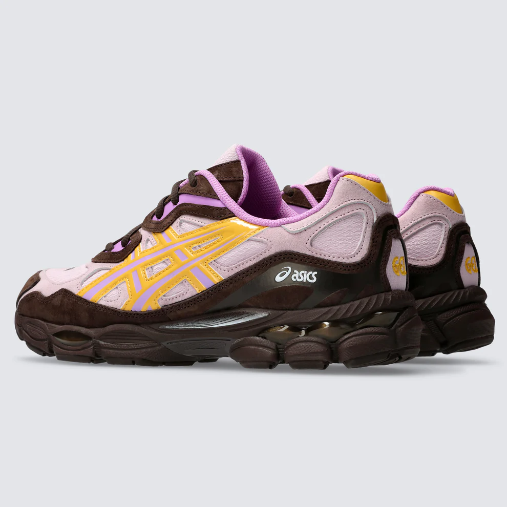 【国内 2024年 10/18 発売】PLEASURES x ASICS GEL-NYC “Pink/Brown/Yellow” (プレジャーズ アシックス ゲルNYC) [1203A622.700]