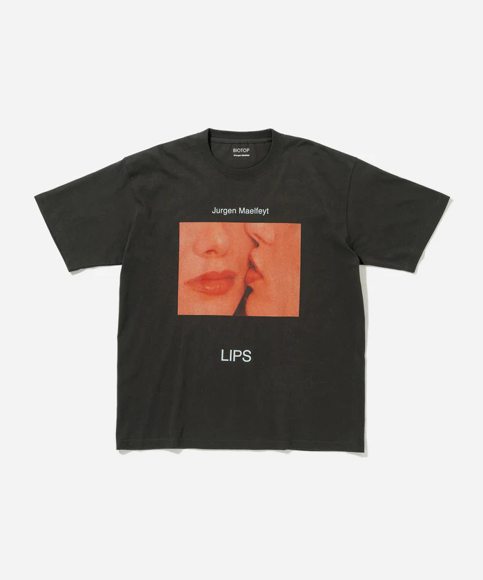 赤い口紅が塗られた白人女性のイメージのみを集めた LIPS for BIOTOP Photo T-shirtsが2024年 7/19 発売 (リップス ビオトープ)